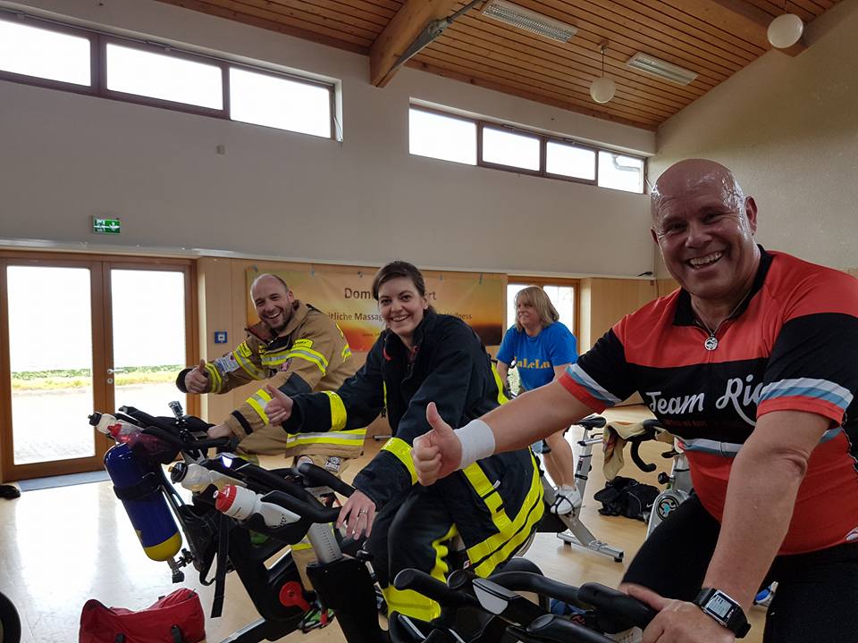 In Feuerwehruniform auf dem Indoor-Bike. 9 2 ice ramon