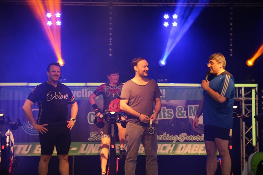 In Feuerwehruniform auf dem Indoor-Bike. 8 2 ice ramon1