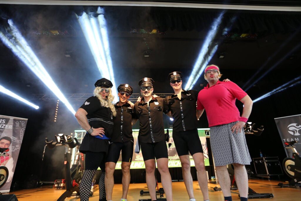 In Feuerwehruniform auf dem Indoor-Bike. 7 2 ice ramon2