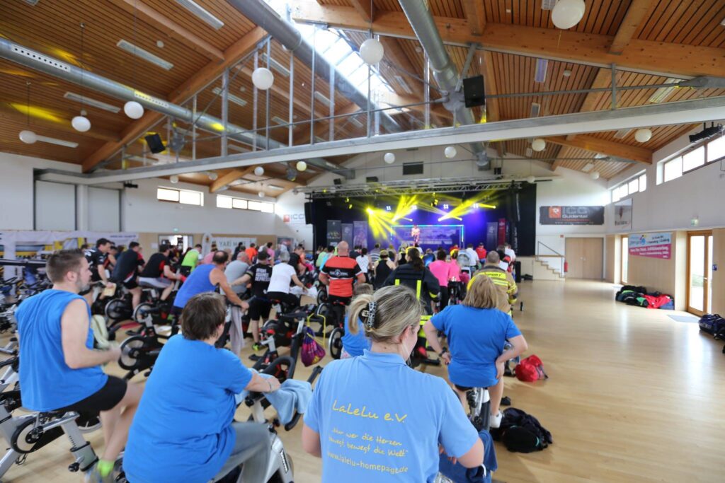In Feuerwehruniform auf dem Indoor-Bike. 4 2 ice ramon5