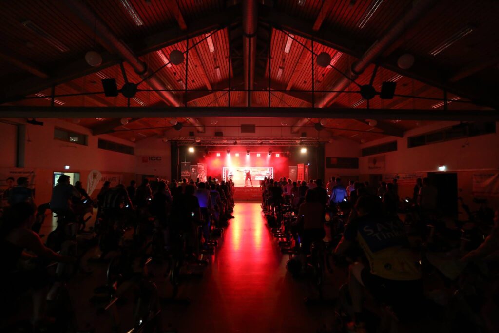 In Feuerwehruniform auf dem Indoor-Bike. 5 2 ice ramon6