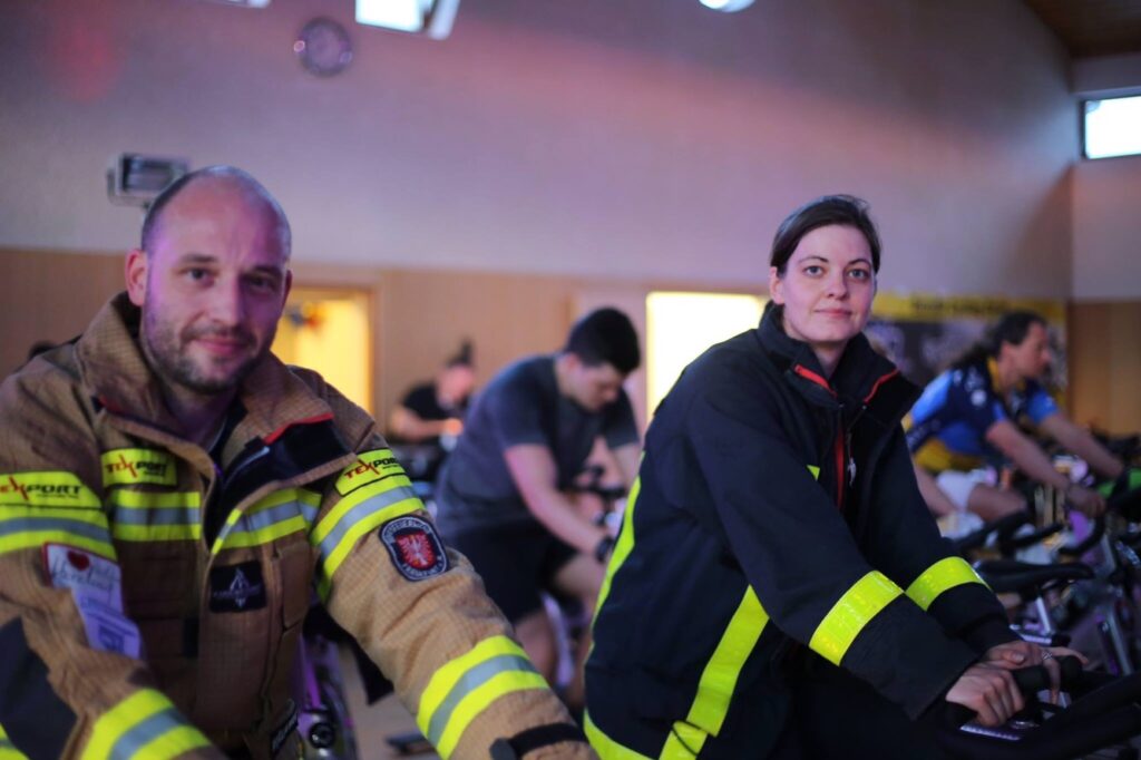 In Feuerwehruniform auf dem Indoor-Bike. 10 img 9797