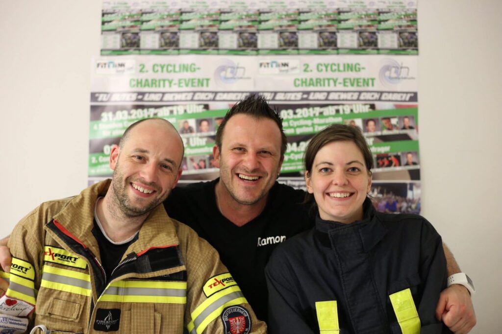 In Feuerwehruniform auf dem Indoor-Bike. 11 img 9798